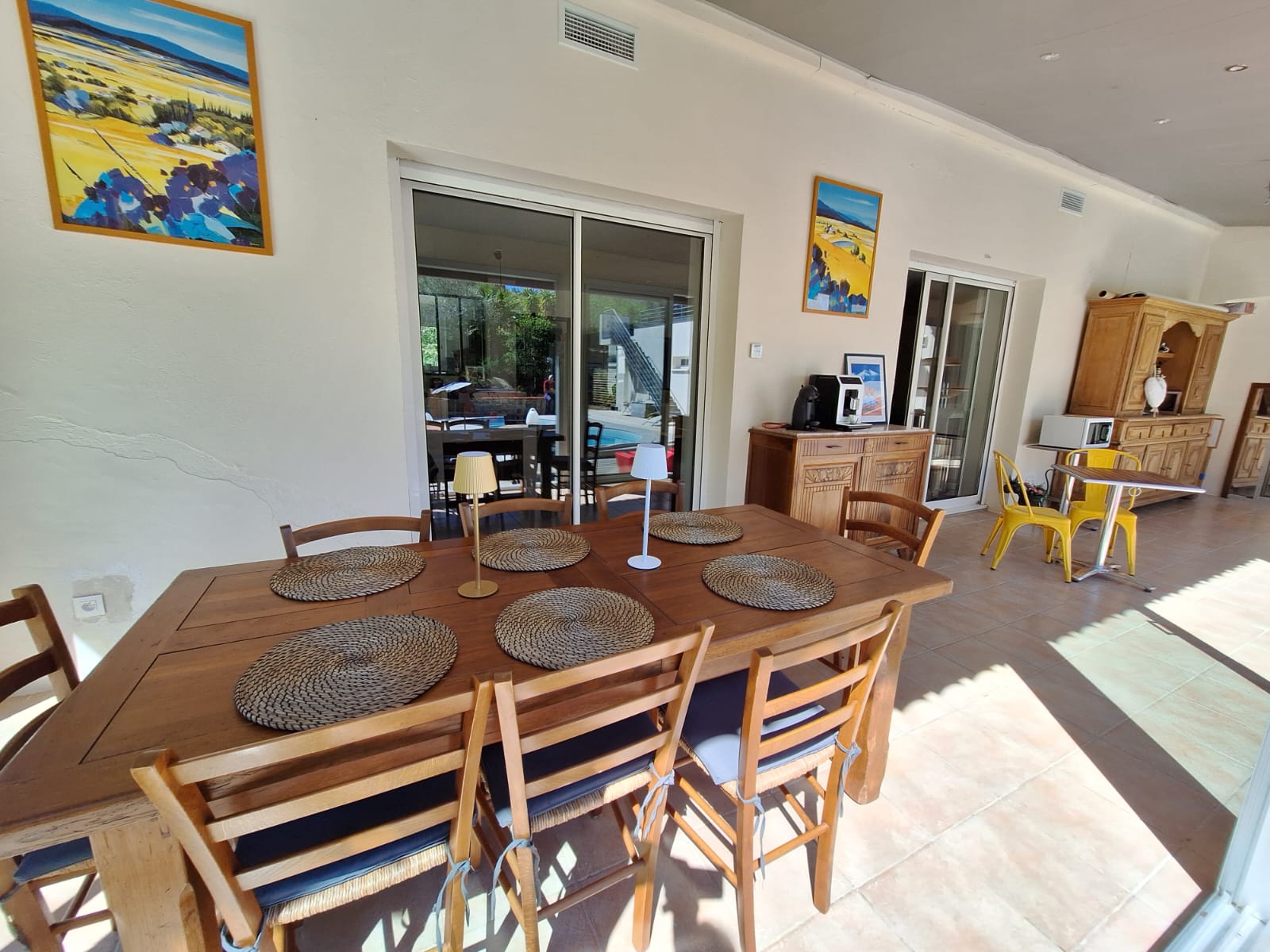 Table du petit déjeuner maison — produits locaux et bio, chambres d'hôtes en Roussillon